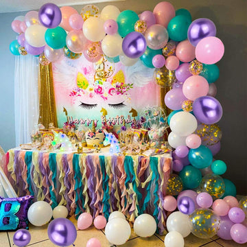 Guirlande de ballons décoratifs et sa licorne multicolore