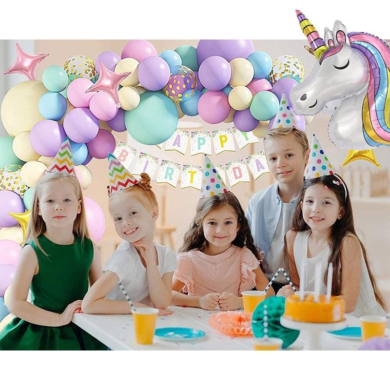 Guirlande de ballons et banderole happy birthday licorne