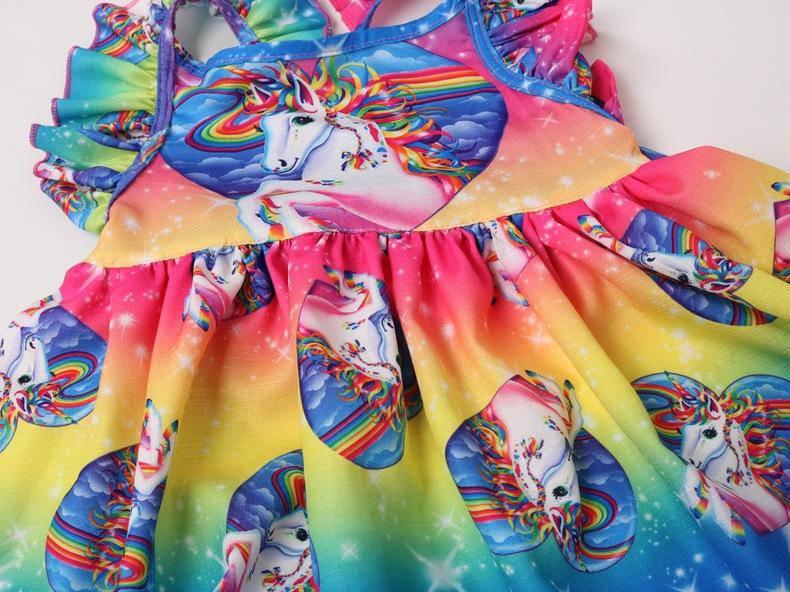 Robe Licorne Qui Tourne et Manches Courtes Fantaisie - Une Licorne