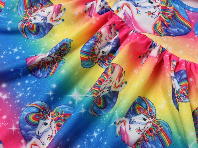 Robe Licorne Qui Tourne et Manches Courtes Fantaisie - Une Licorne